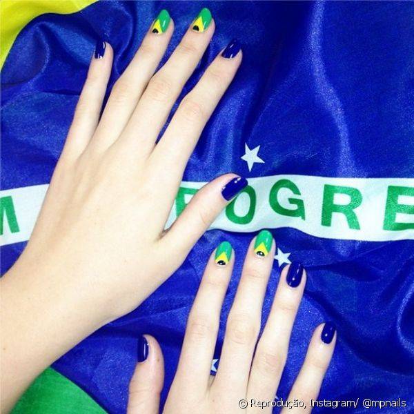 A top nail artist Madeline Poole elaborou uma nail art geom?trica inspirada na bandeira do Brasil